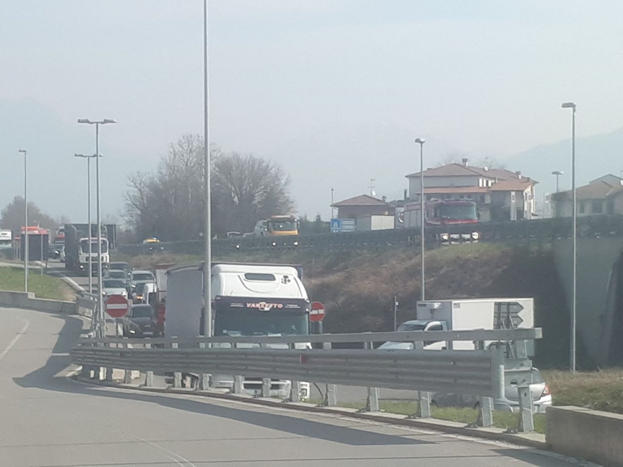 Ribaltamento in Statale 36 soccorritori in azione