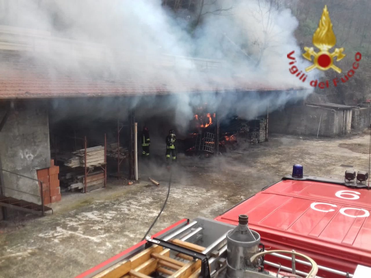 Deposito di legname in fiamme: Vigili del Fuoco al lavoro FOTO