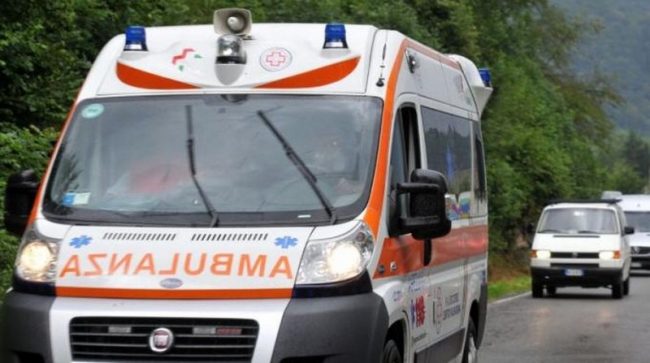 Incidente a Carlazzo, auto finisce contro un’ambulanza in sirena