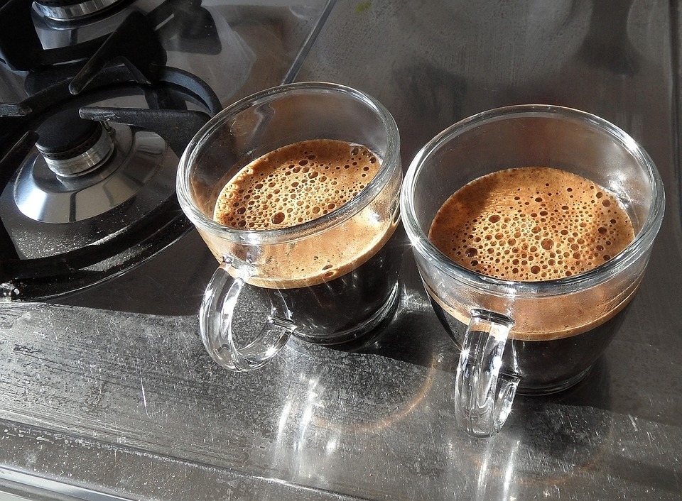 Rubano posacenere al bar e poi si bevono un caffè VIDEO