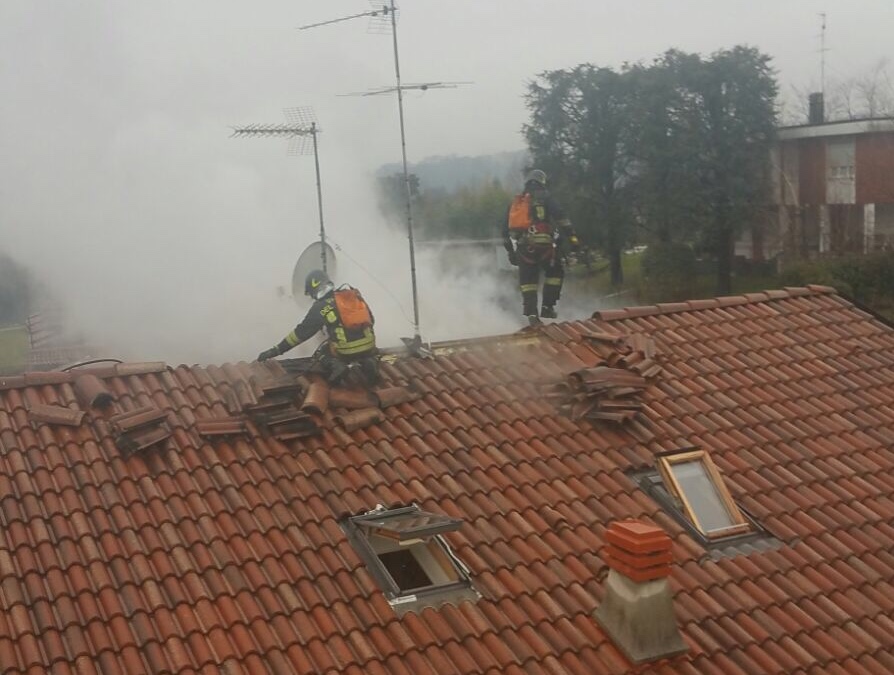 Tetto in fiamme a Inverigo FOTO