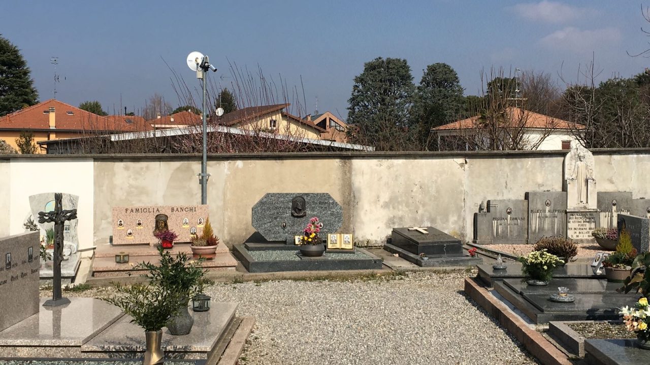 Ladri al cimitero di Binago depredate 35 tombe