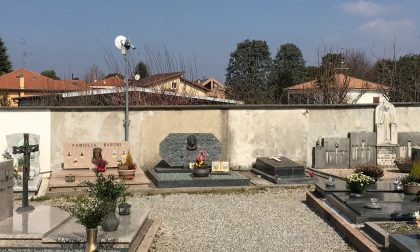 Ladri al cimitero di Binago depredate 35 tombe