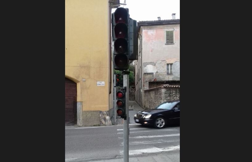 Malfunzionamento al semaforo ad Albese