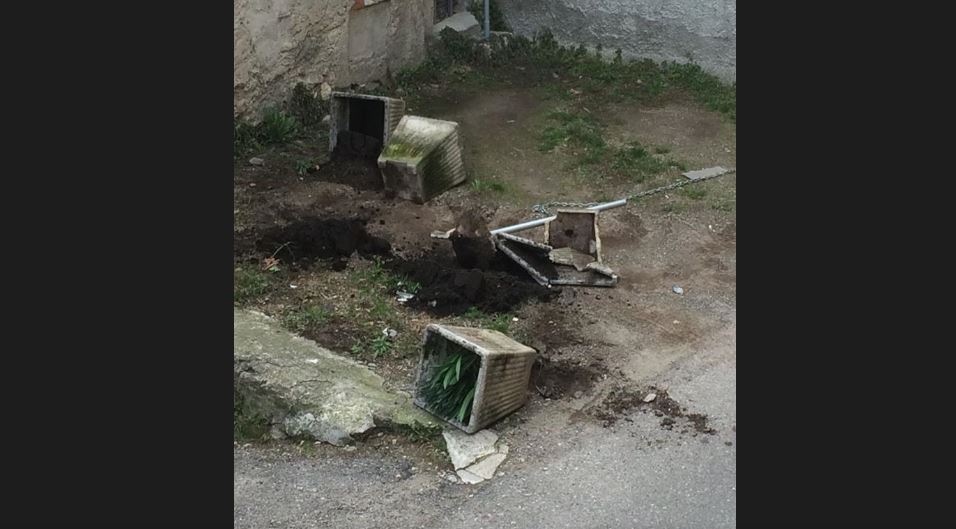 Vandali in azione a Tavernerio, rotti vasi in via Roma