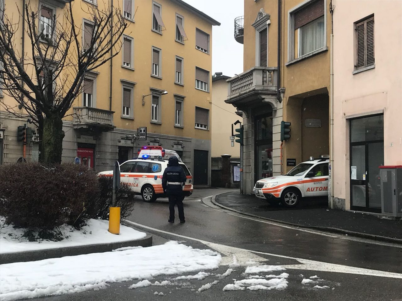 Cade da una palazzina muore a Cantù