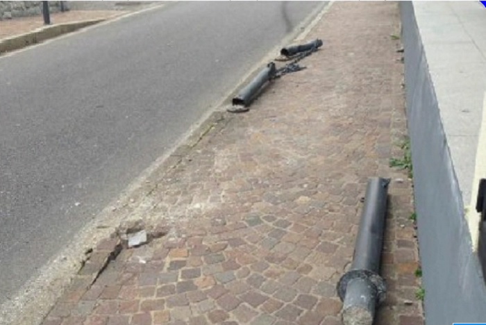 Arredi urbani distrutti da due incidenti stradali