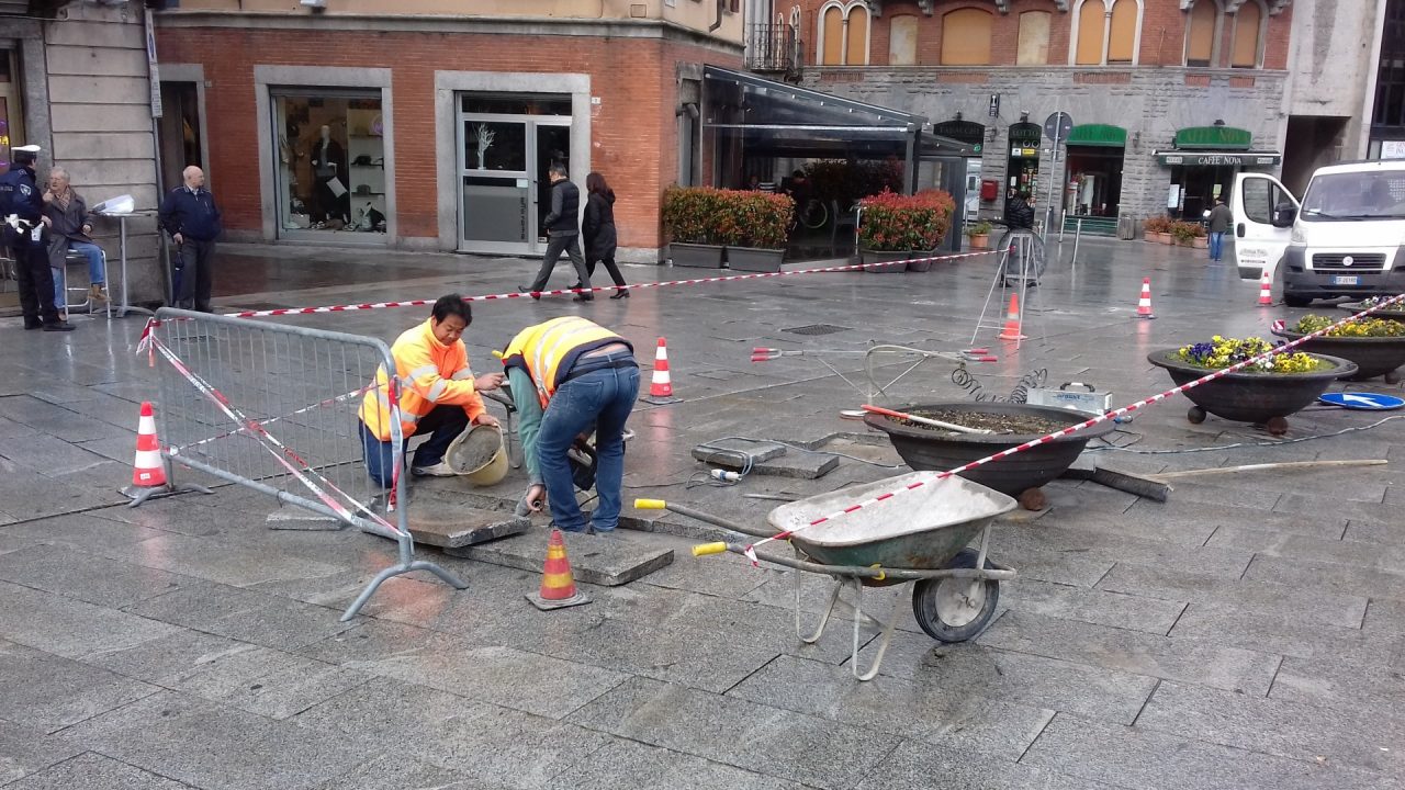 Piazza Cantù nuovi lavori per sistemare le mattonelle