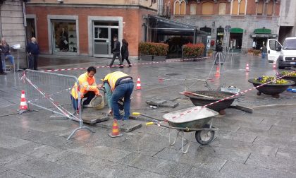 Piazza Cantù nuovi lavori per sistemare le mattonelle