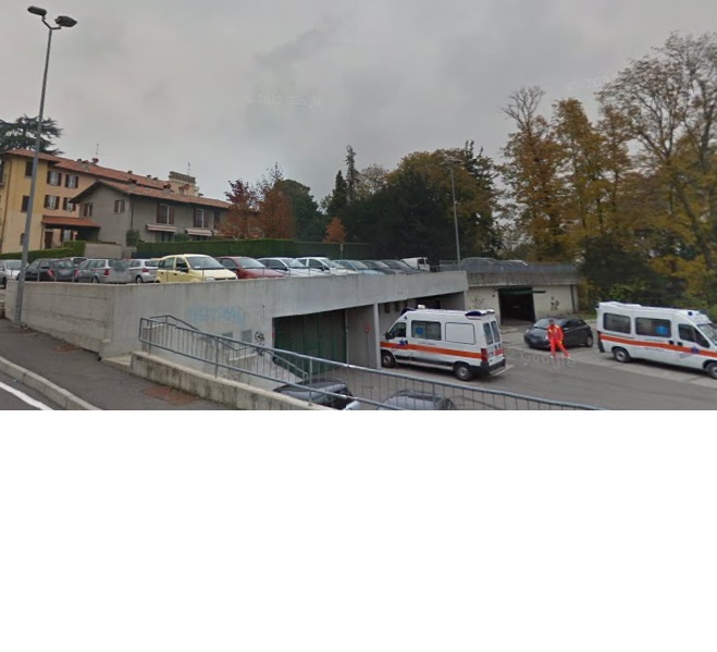 Vandali si divertono a saltare sui tetti dell’ambulanza