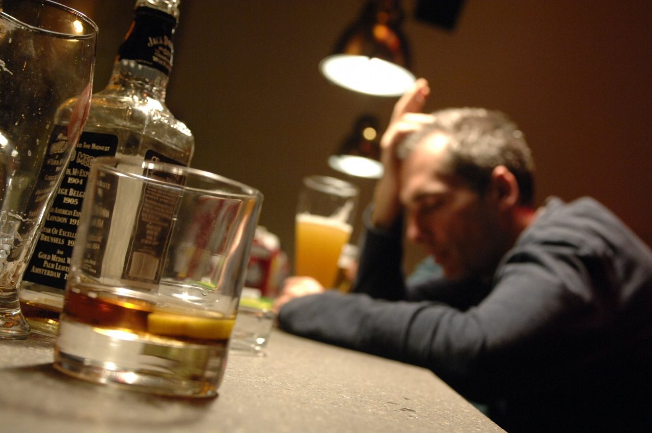 Abuso di alcol, Fratelli d’Italia chiede collaborazione alla Svizzera