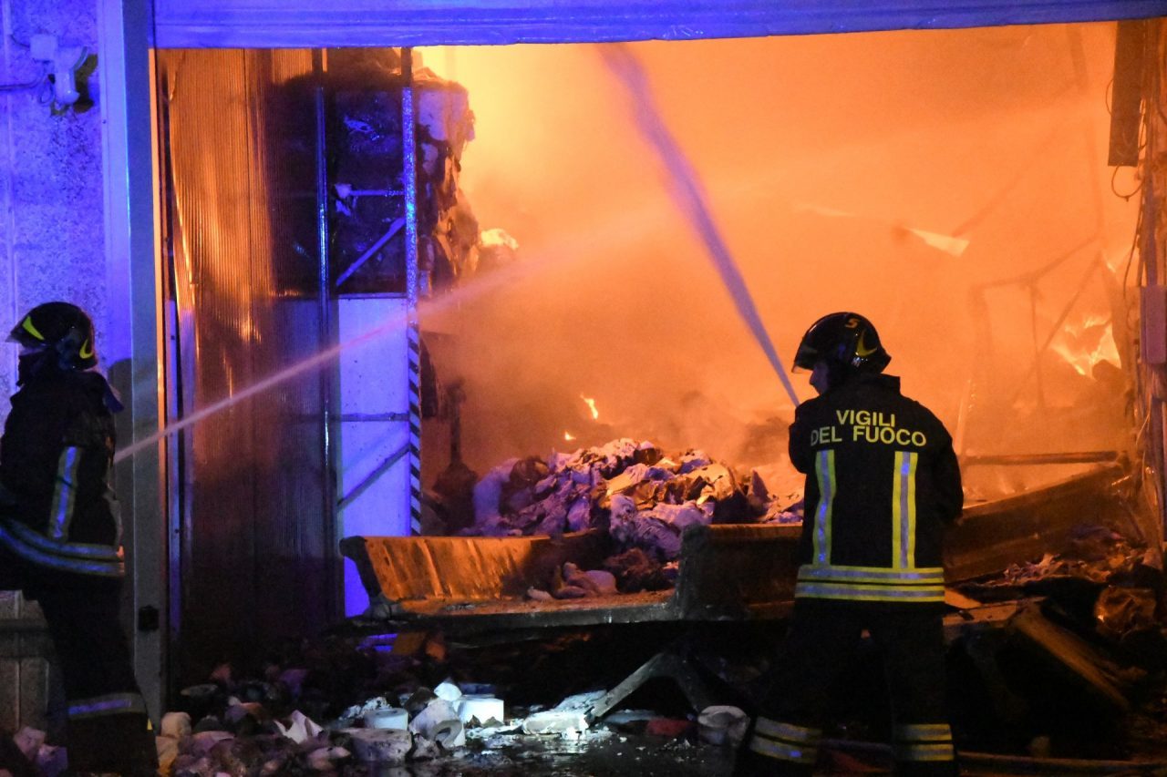 Vigile del fuoco morto nel crollo del capannone in fiamme a San Donato FOTO