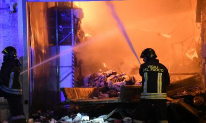 Vigile del fuoco morto nel crollo del capannone in fiamme a San Donato FOTO