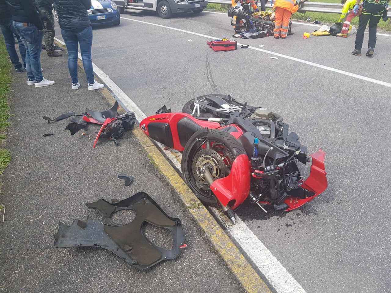 Motocicletta contro ostacolo paura per due centauri FOTO e VIDEO