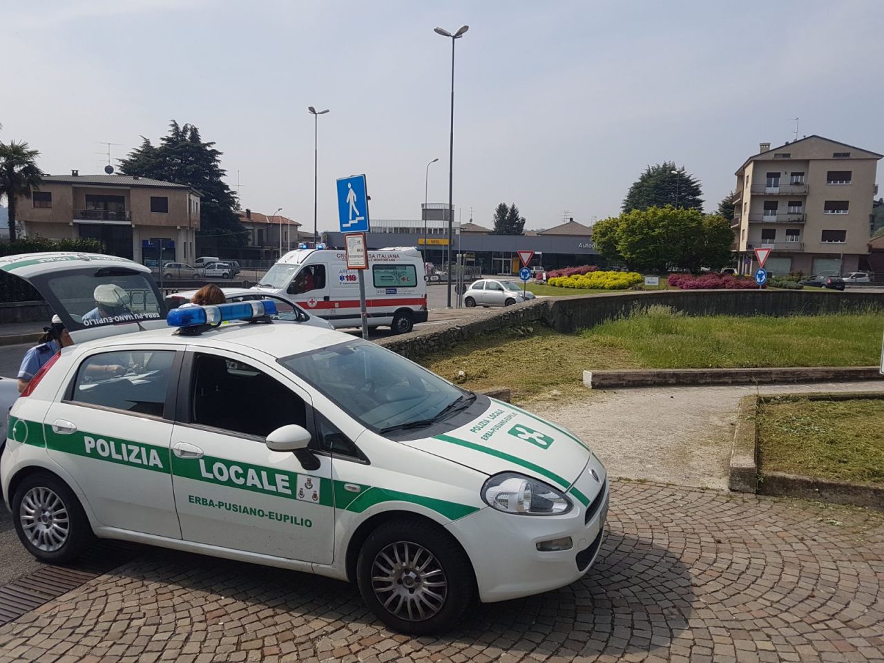 Auto ribaltata incidente in rotatoria a Erba