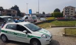 Auto ribaltata incidente in rotatoria a Erba