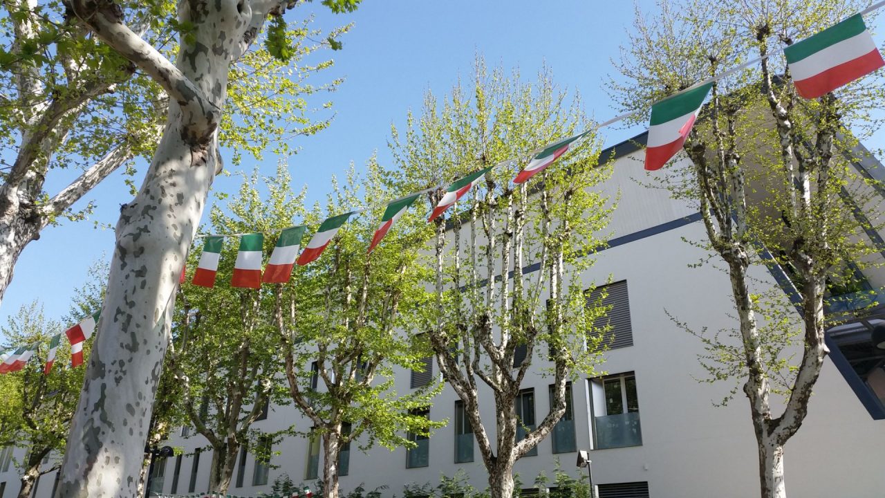 Bandierine tricolori scatta la polemica