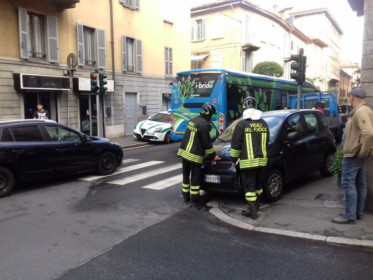 Furgone contro auto una donna ferita FOTO