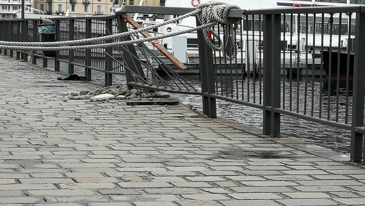 Battello contro la diga foranea: tanti danni alla struttura e alle imbarcazioni FOTO