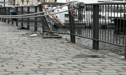 Battello contro la diga foranea: tanti danni alla struttura e alle imbarcazioni FOTO