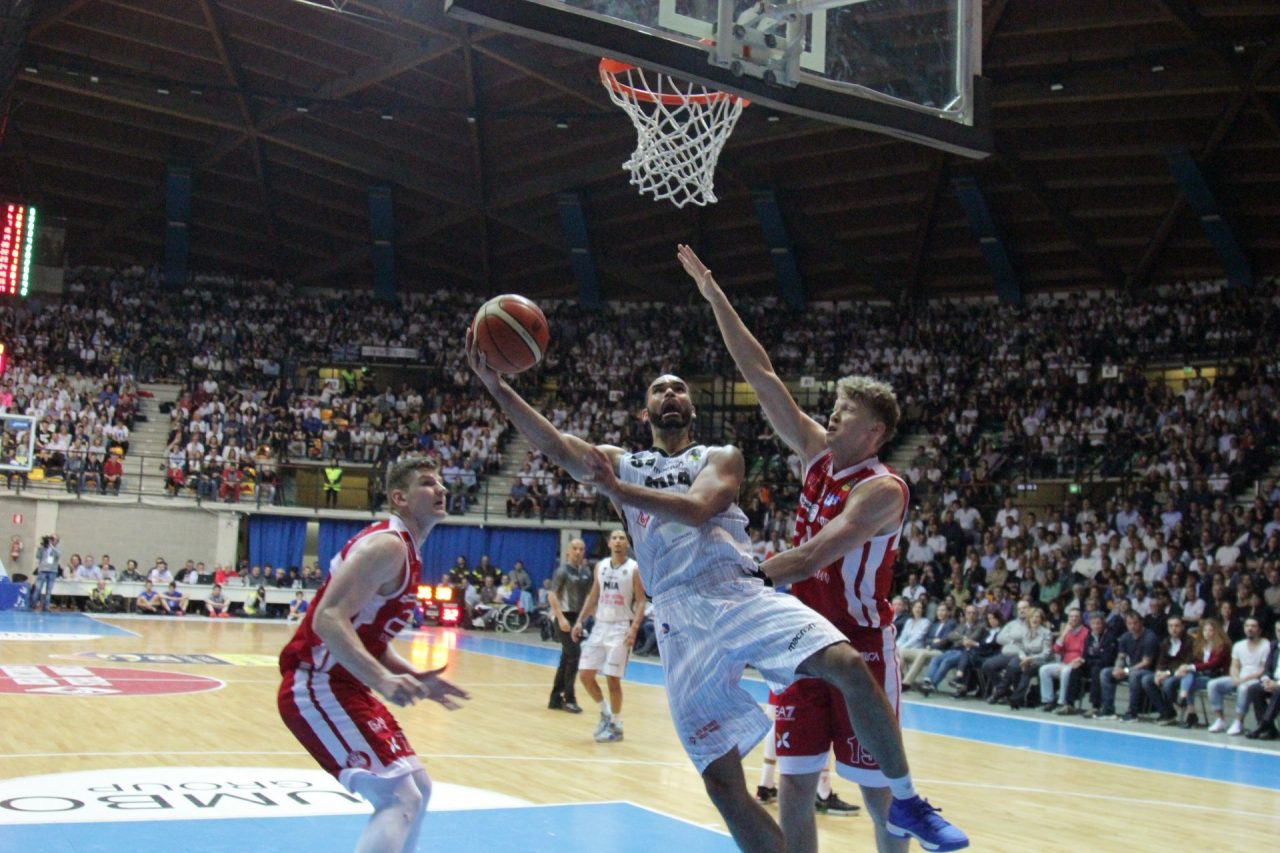 Cantù lotta ma il derby è di Milano FOTO