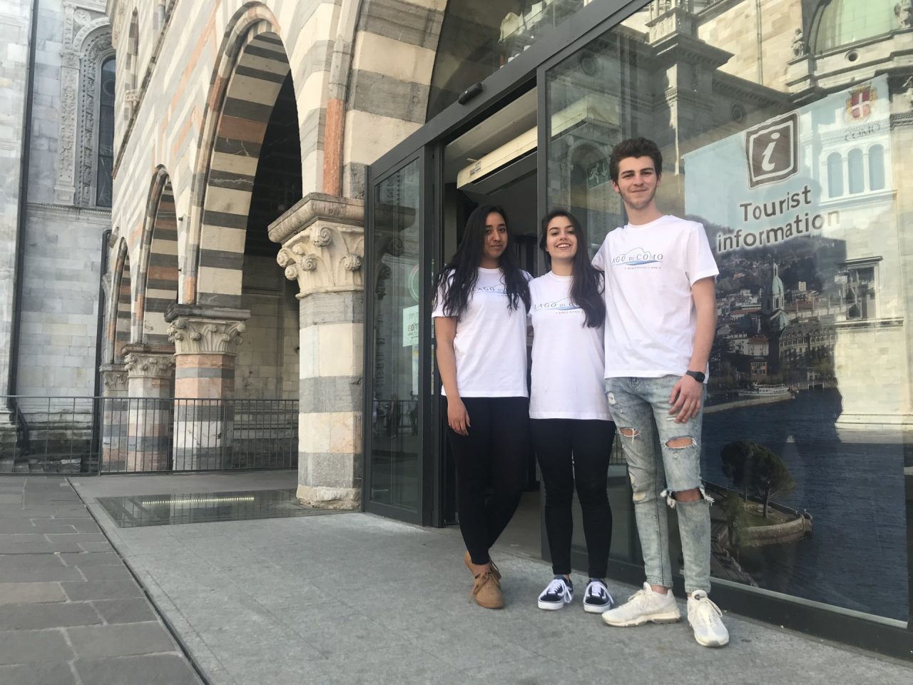Hostess e steward urbani in servizio a Como per aiutare i turisti a orientarsi