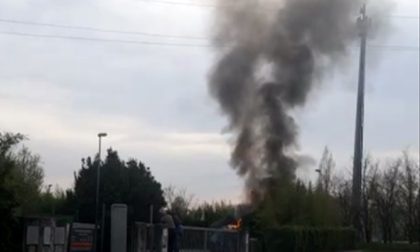 Fiamme a Cesana Brianza prende fuoco la discarica. FOTO E VIDEO