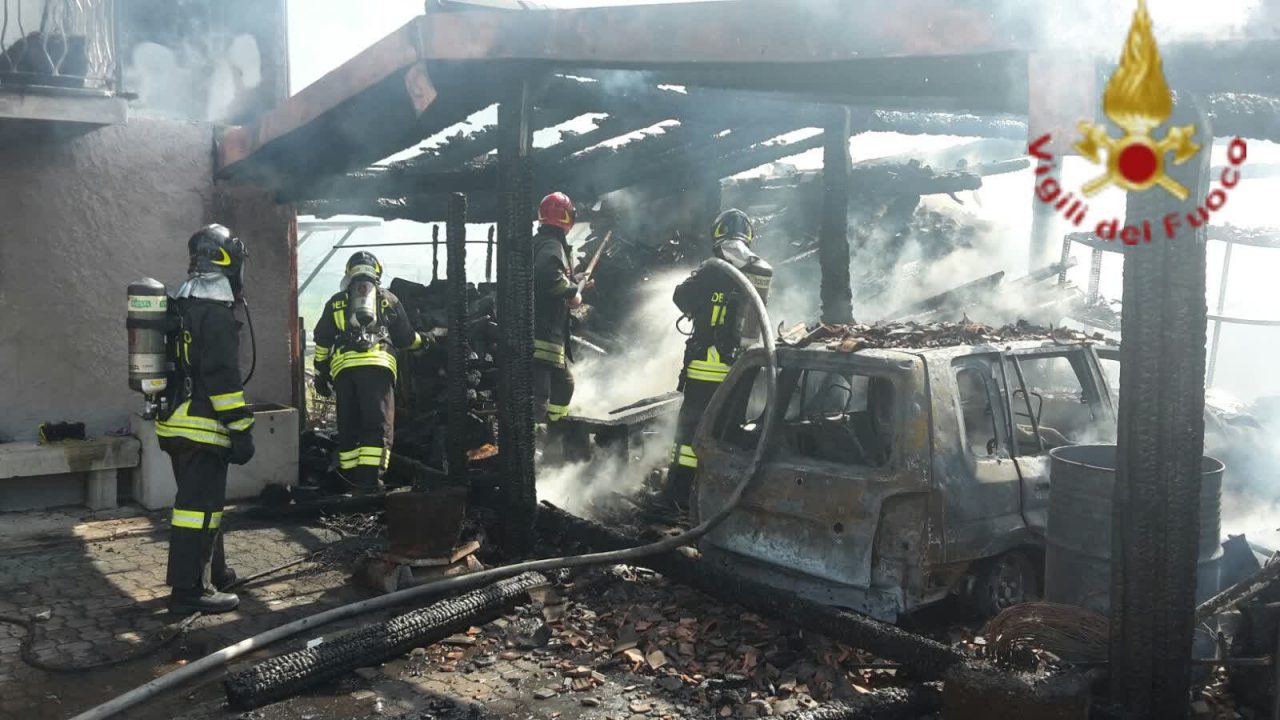 Incendio a Lipomo fiamme in una baracca