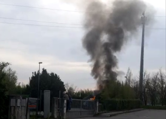Fiamme a Cesana Brianza prende fuoco la discarica. FOTO E VIDEO