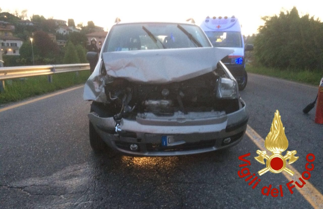 Pauroso scontro frontale tra due auto. FOTO