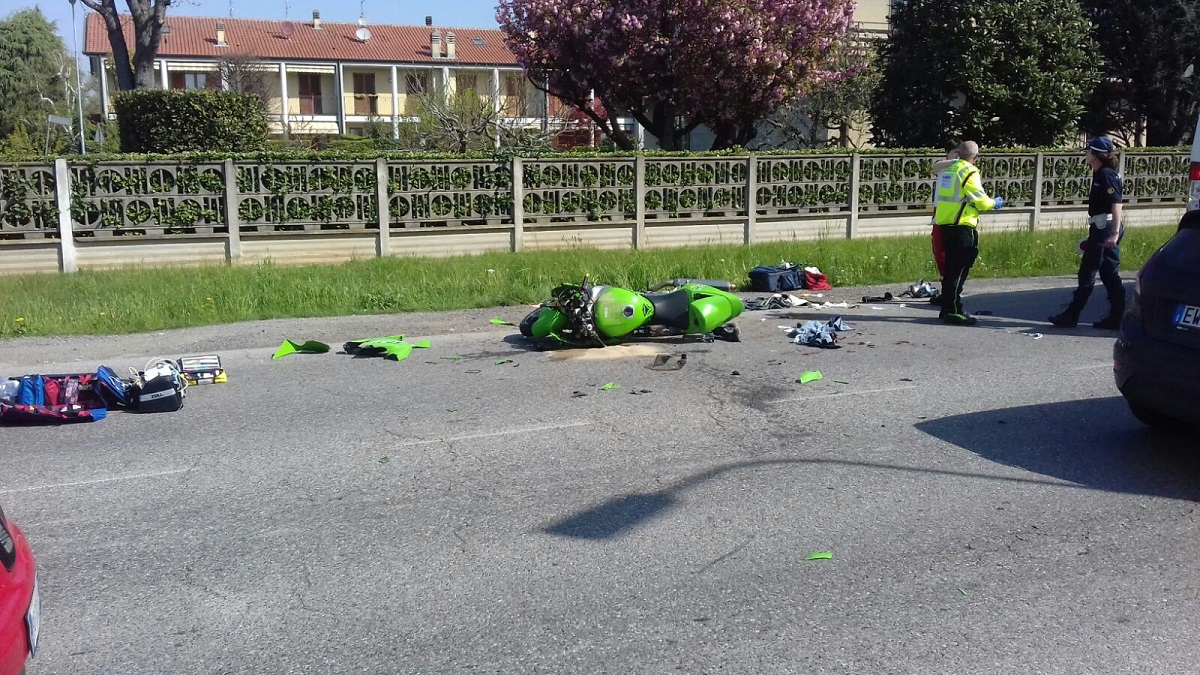 Moto contro autobus a Cermenate, grave un 30enne