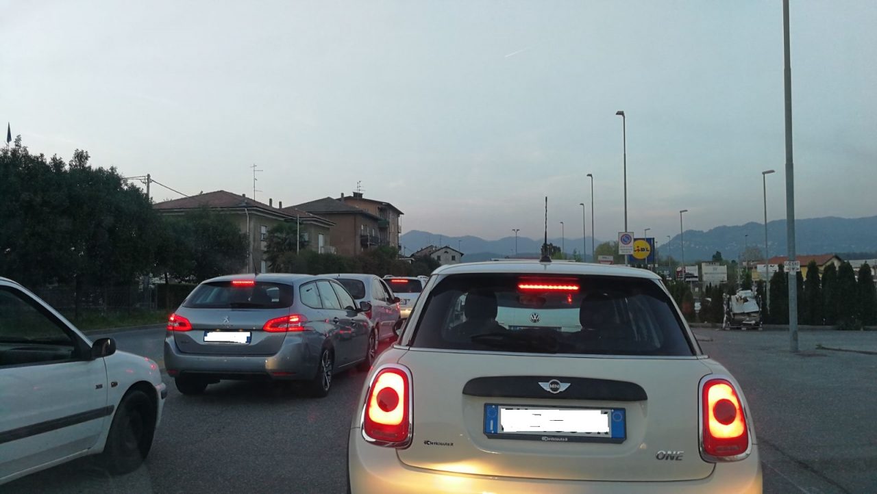 Scontro auto moto 16enne finisce in ospedale