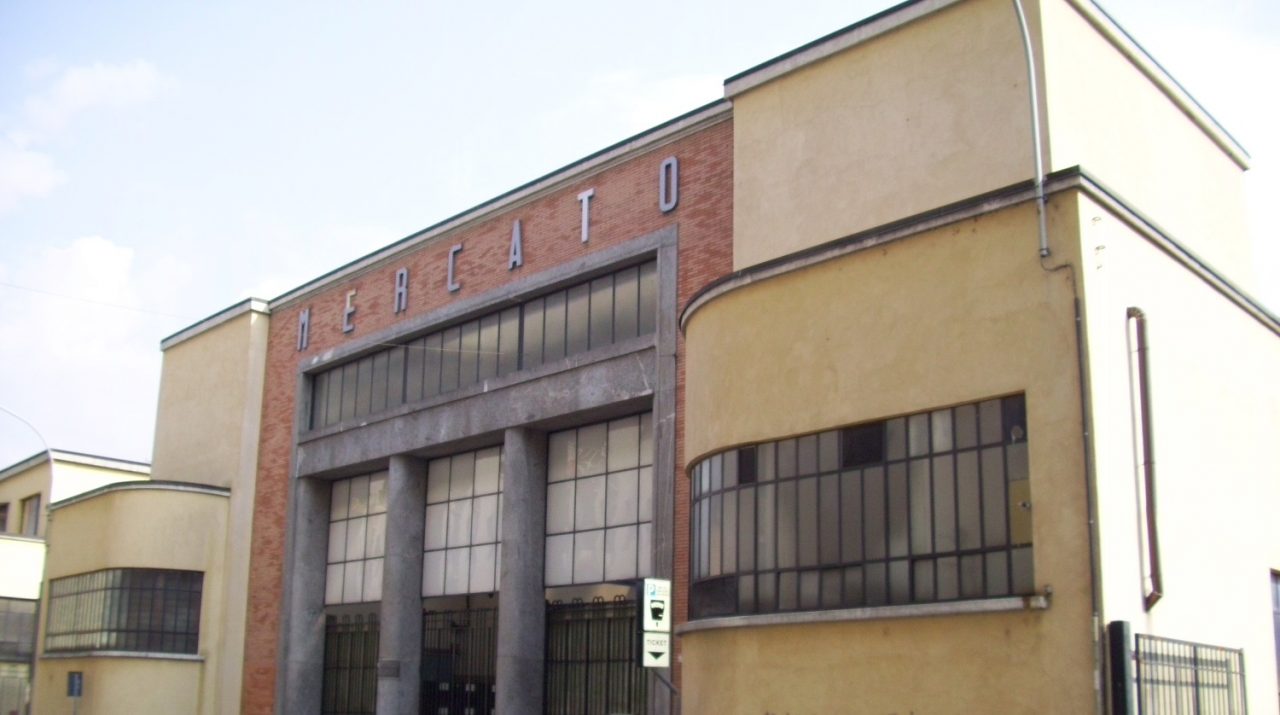 Bivacchi al Mercato Coperto, Come Accoglie: “Collaboriamo col Comune per risolvere la situazione”