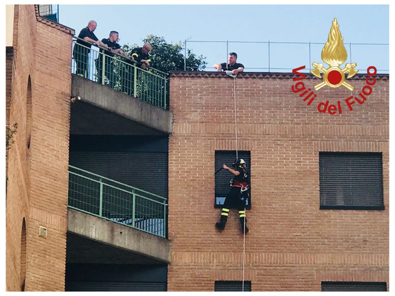 Ladri rubano borsello con le chiavi di casa, il proprietario non riesce ad entrare FOTO