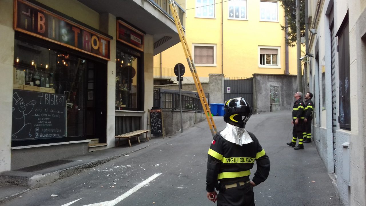 Cantù cadono calcinacci da un balcone FOTO