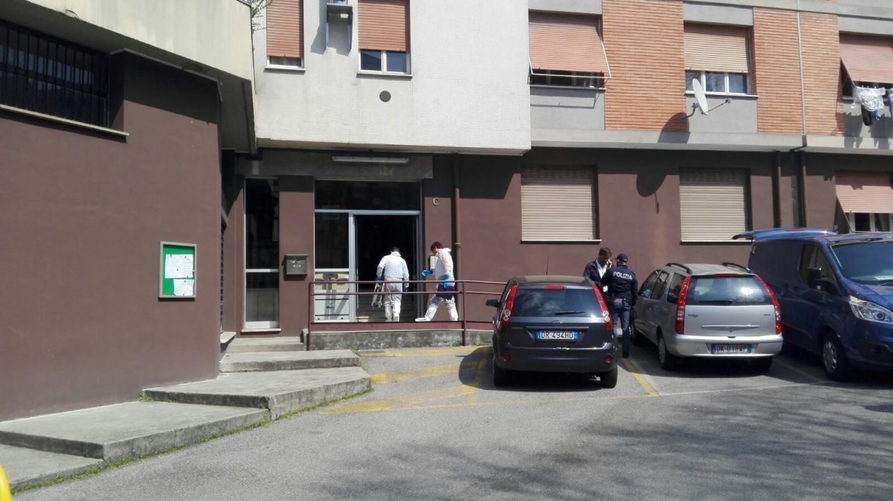Donna trovata morta da giorni in casa a Sesto con un coltello nel petto