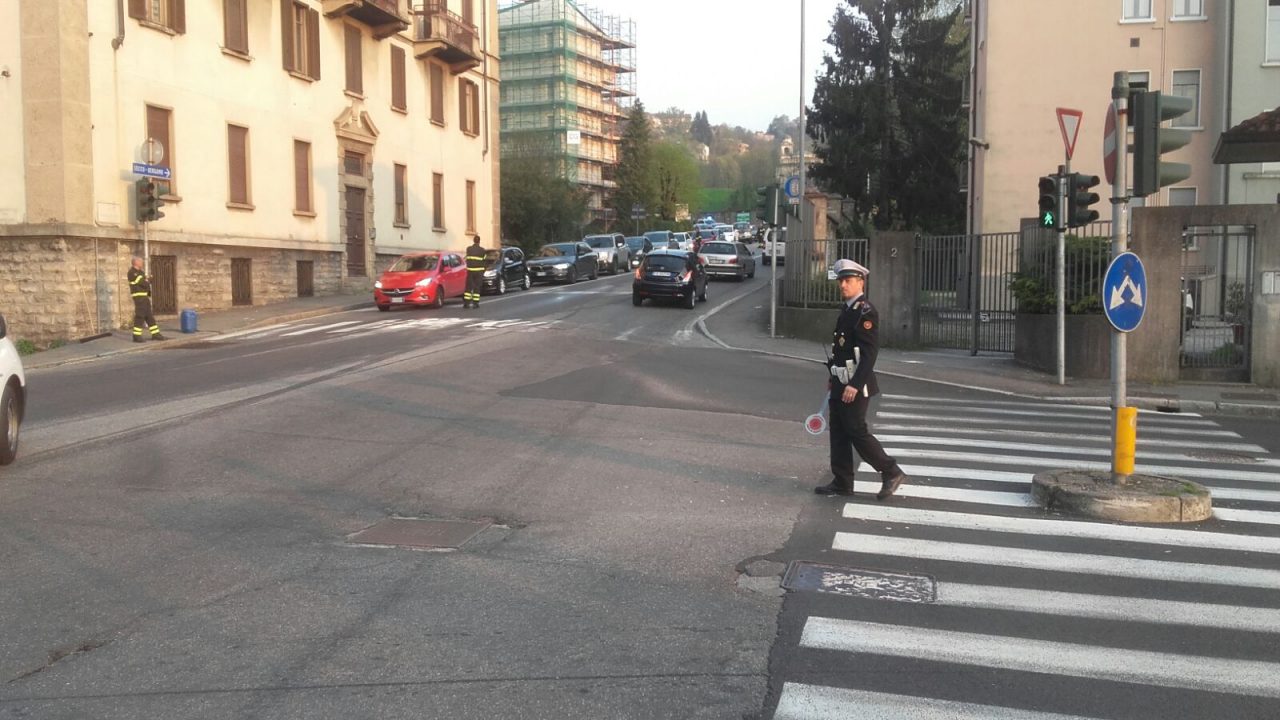 Traffico sulla Statale per Lecco per una perdita di gasolio FOTO