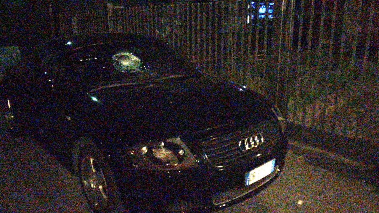 Squilibrato armato si scaglia su auto e passanti a due passi da Cabiate