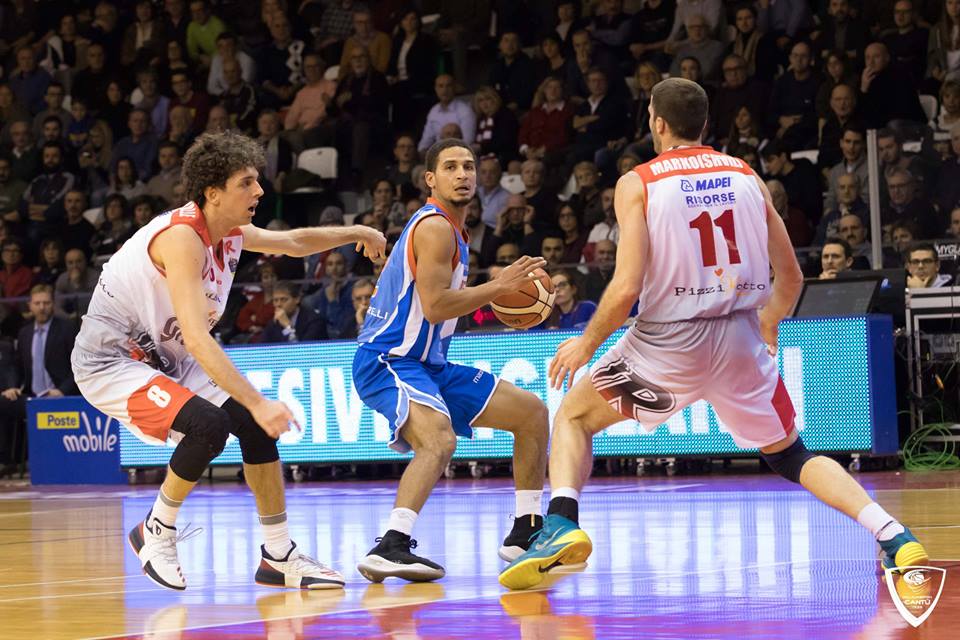 Pallacanestro Cantù battere Reggio Emilia per i playoff