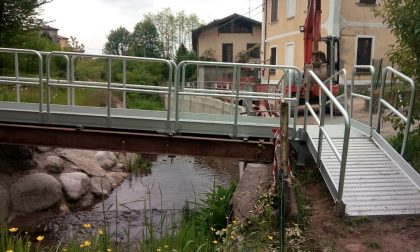 Lavori fognatura Albate allestito il ponte pedonale FOTO