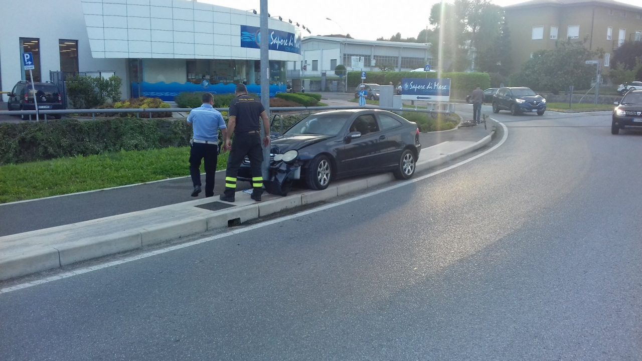 Inseguimento a tutta velocità tre spacciatori si schiantano contro un palo
