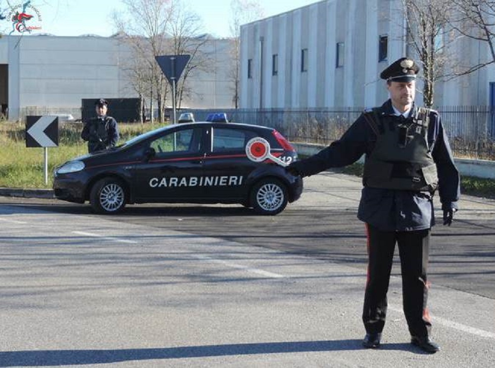Auto piena di vestiti rubati, denunciati due uomini