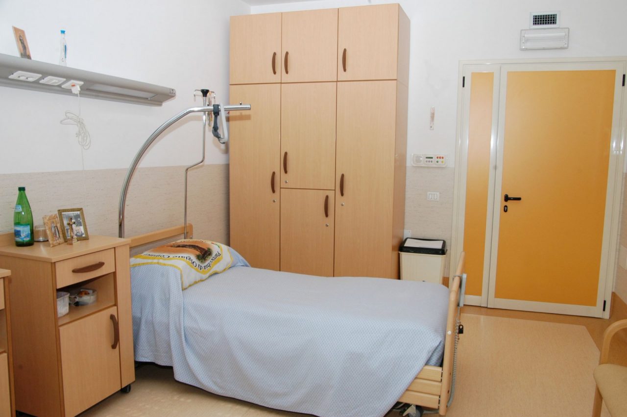 Vietato imboccare i parenti in casa di riposo