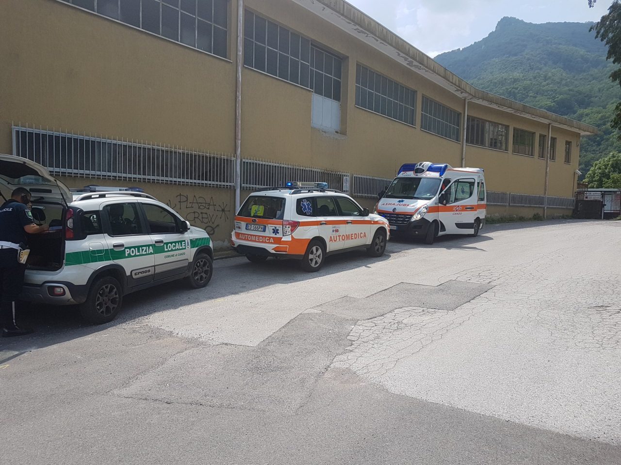 A Caslino giovanissimo beve troppo, si tuffa nel torrente e poi si sente male
