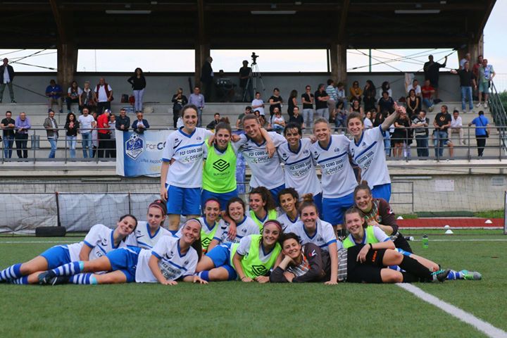 Como 2000 le azzurre salutano con la “manita”
