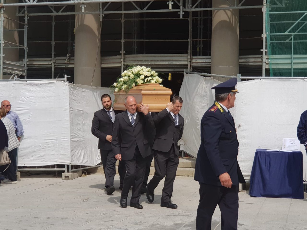 Funerale Carlo Castagna Erba abbraccia un uomo buono