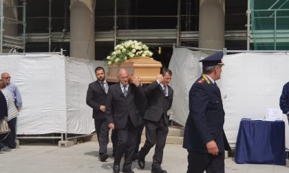 Funerale Carlo Castagna Erba abbraccia un uomo buono