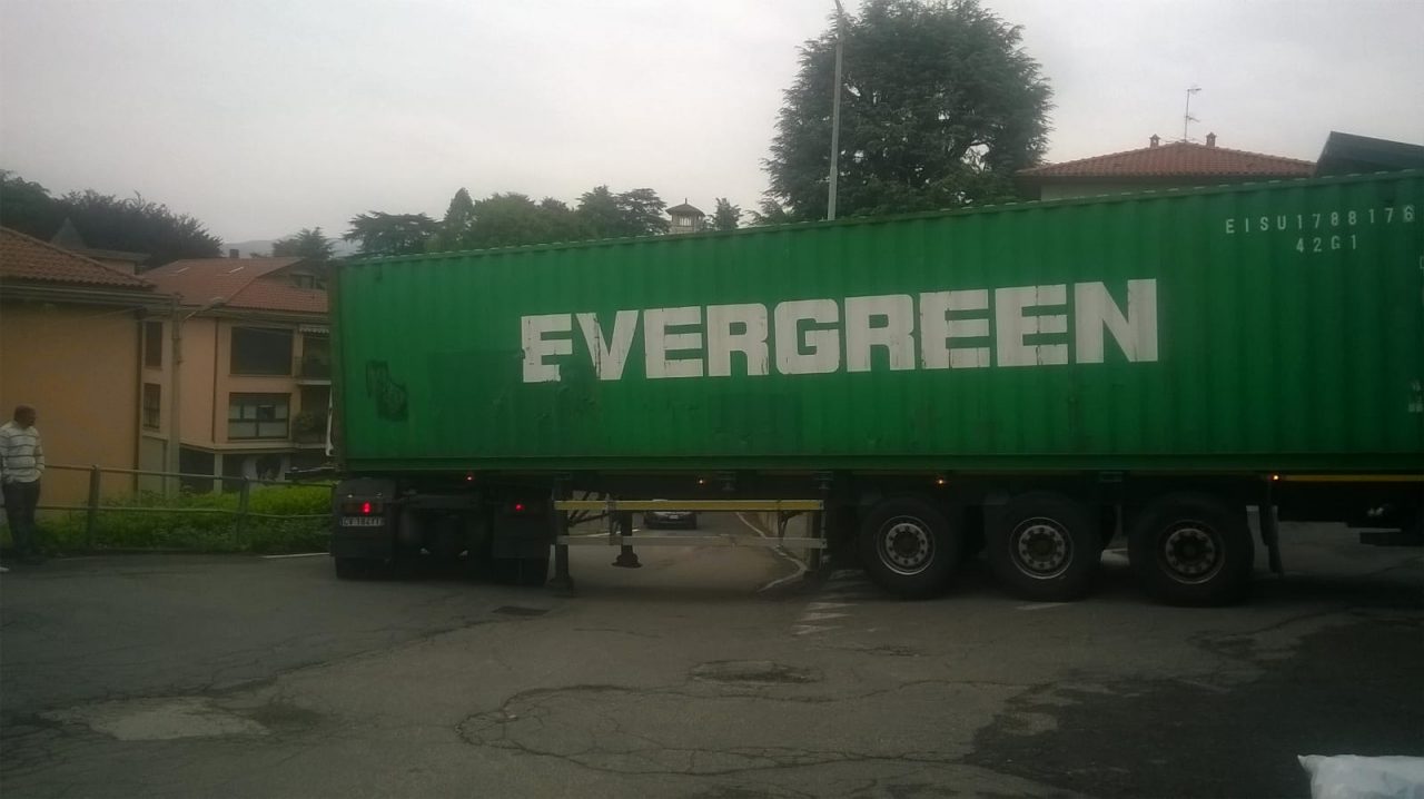 Traffico in tilt per camion bloccato FOTO