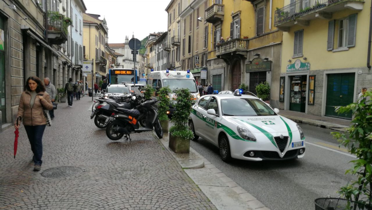 Caduta sul bus paura in via Milano FOTO