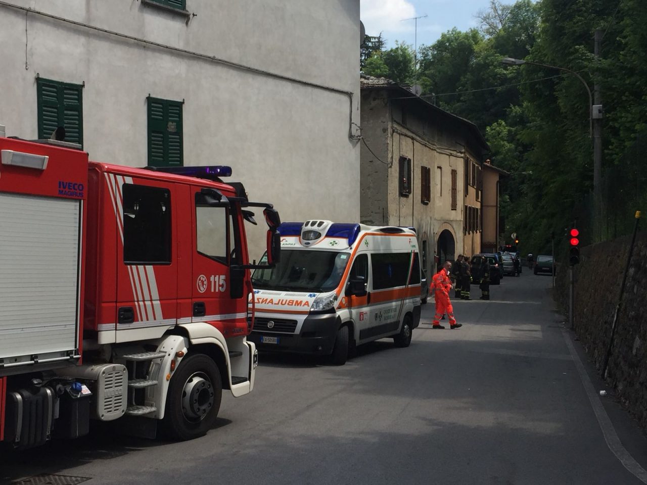 Vigili del fuoco a Merone per soccorrere una donna